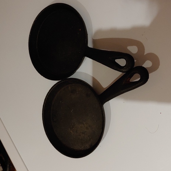 2 x Small Cast Iron Skillet - Picture 2 of 6